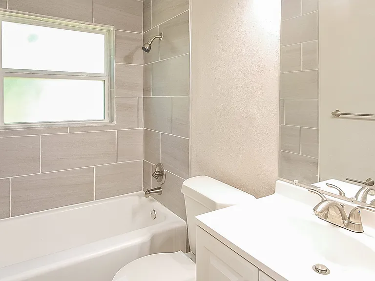 1583683_029_bathroom_13181420.jpg