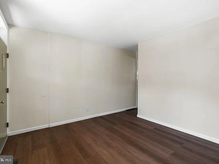 613 N Scott St — Photo 4