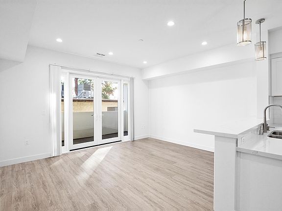 4th image of 4114 Vantage Ave #301