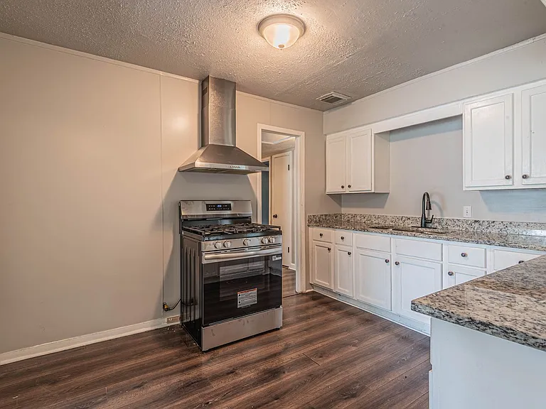 5818 Glenhurst Dr — Photo 5