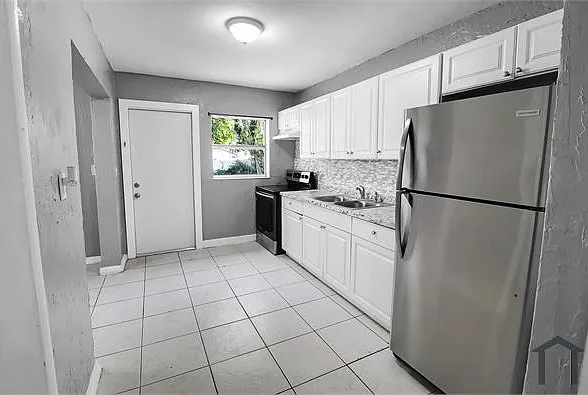 3020 NW 7th St — Photo 3