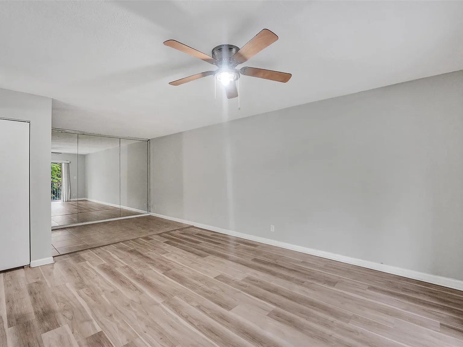 1 bed, 1.5 bath, 925 sqft, $1,695 — Photo 3