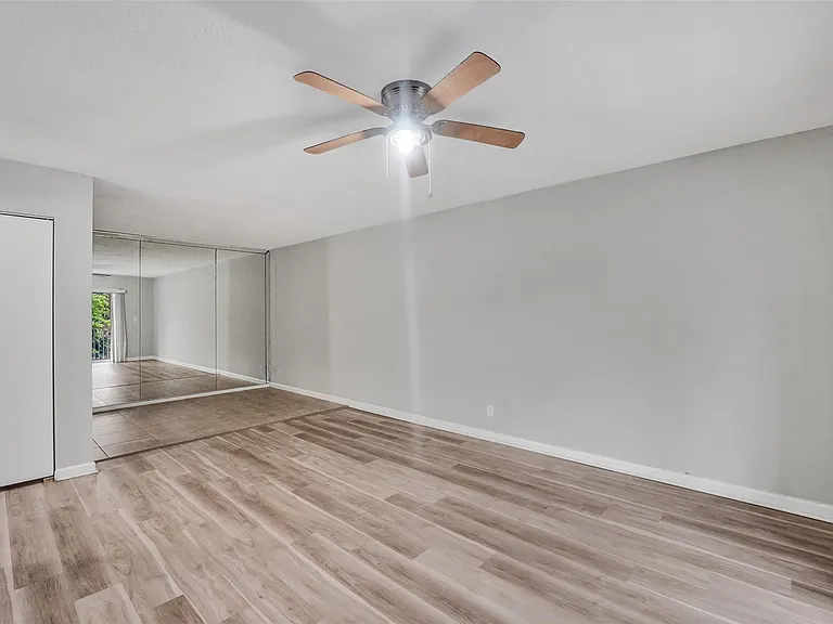 555 SE 8th St #252 — Photo 3
