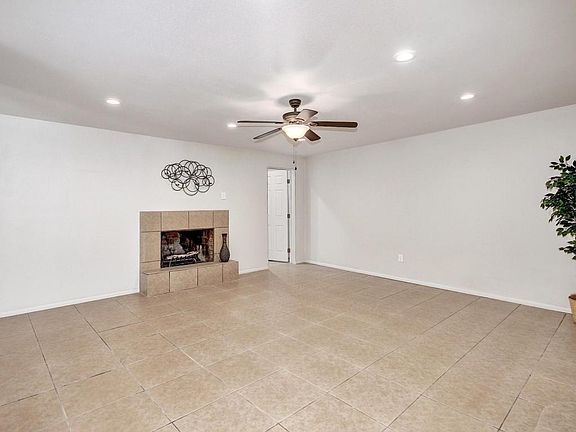 3rd image of 1331 N Avenida Kuehn
