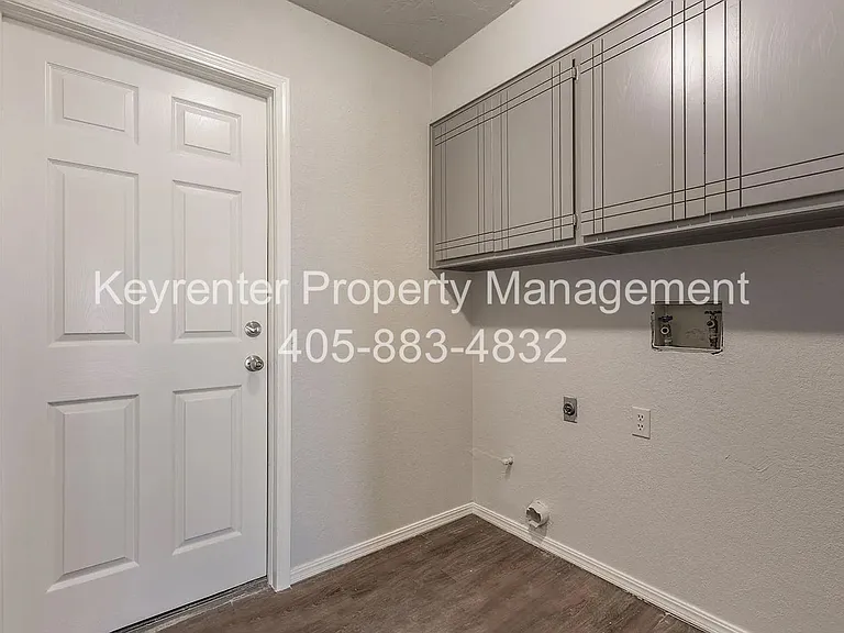 9016-9020 N Rockwell Dr — Photo 13