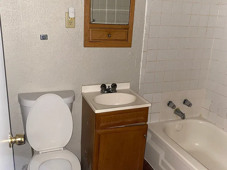 1045 Hobart St — Photo 7
