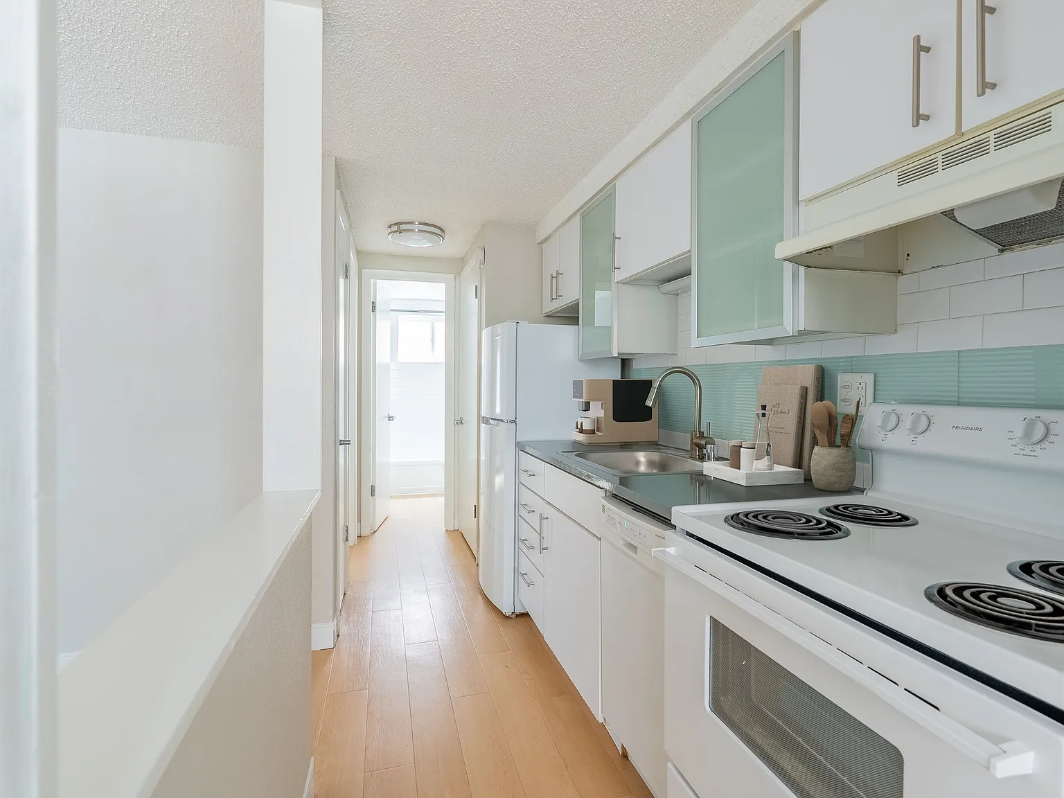 805 Dahlia — Photo 4