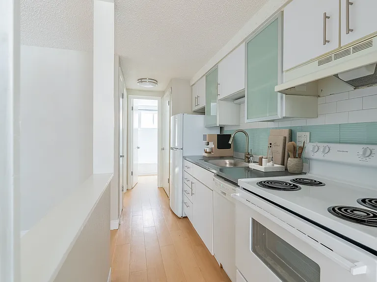 805 Dahlia — Photo 4
