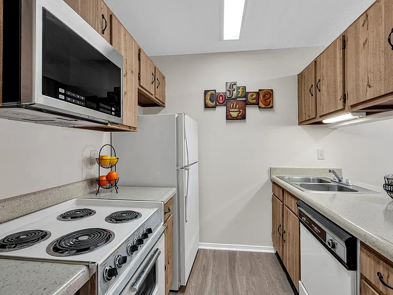 Sunlake Apartments — Photo 8