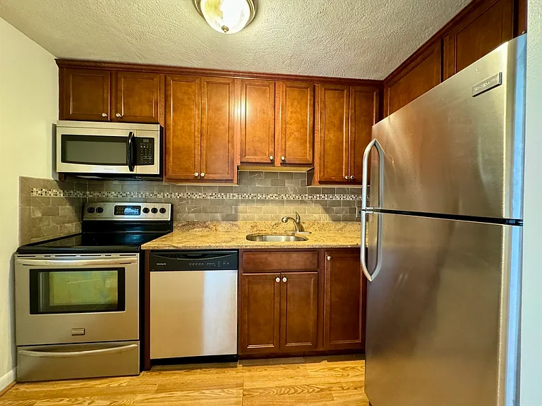 96 Fountain Ln #11 — Photo 2