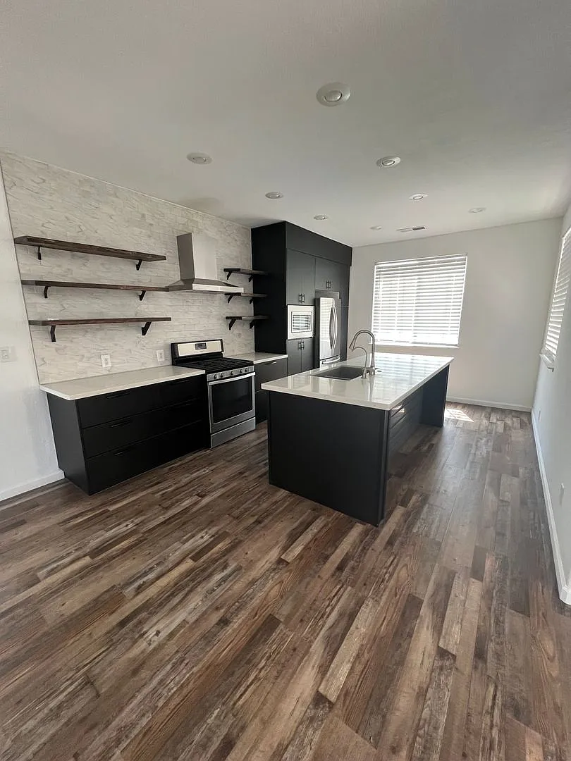 Beautiful 3 bedroom , 2 bath home with a 3 car garage for rent in Fernley — Photo 3
