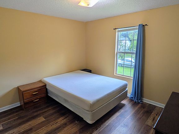 5th image of 228 Chesterton Dr