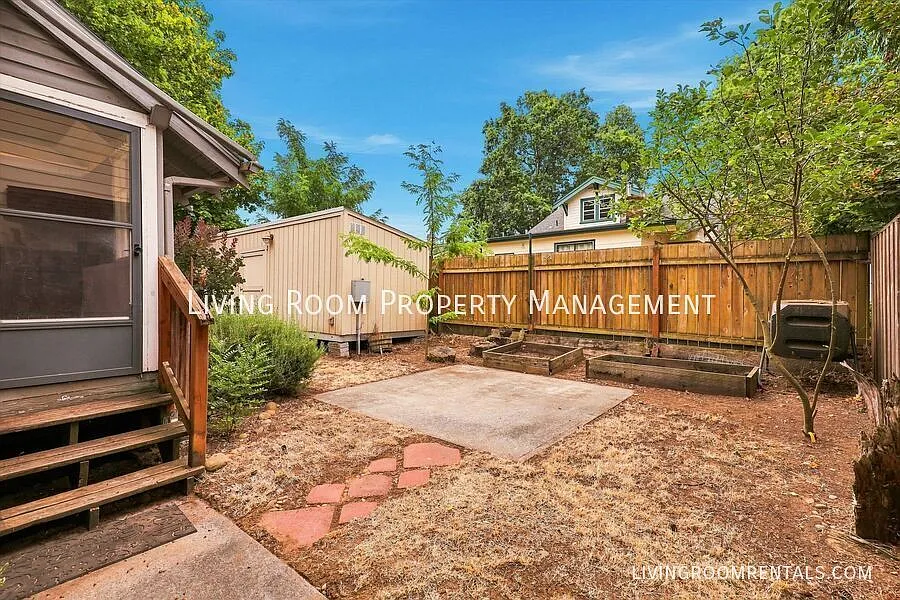 Old-school charm, plenty of space, and Woodstock right outside your door. — Photo 4