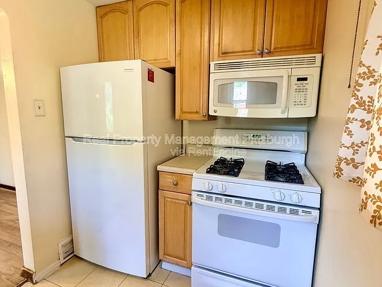 1076 Thornwood Dr — Photo 5