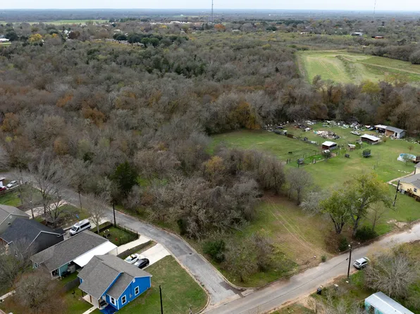 305 W Trinity St, Luling, TX 78648