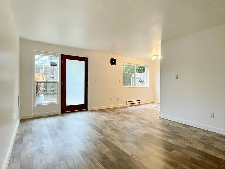 4001 NE 50th St — Photo 9