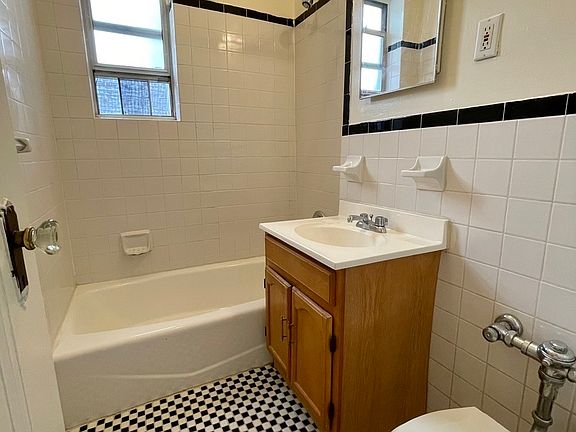 3rd image of 3115 21st Ave APT 2F