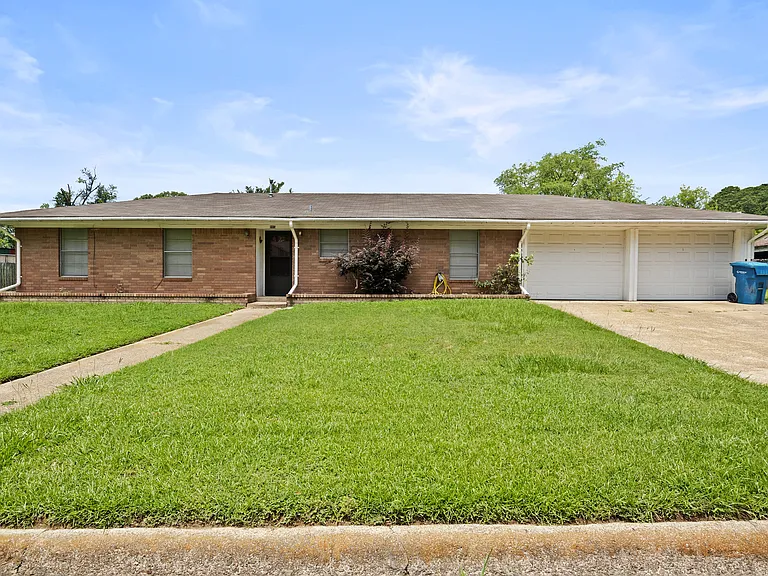 905 N Johnson Ave — Photo 1
