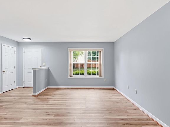 5th image of 526 Highland Towne Ln