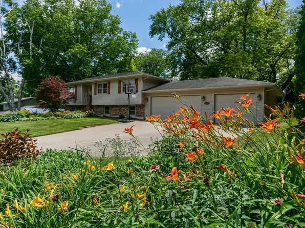 6319 Dodds Dr, Bettendorf, IA 52722