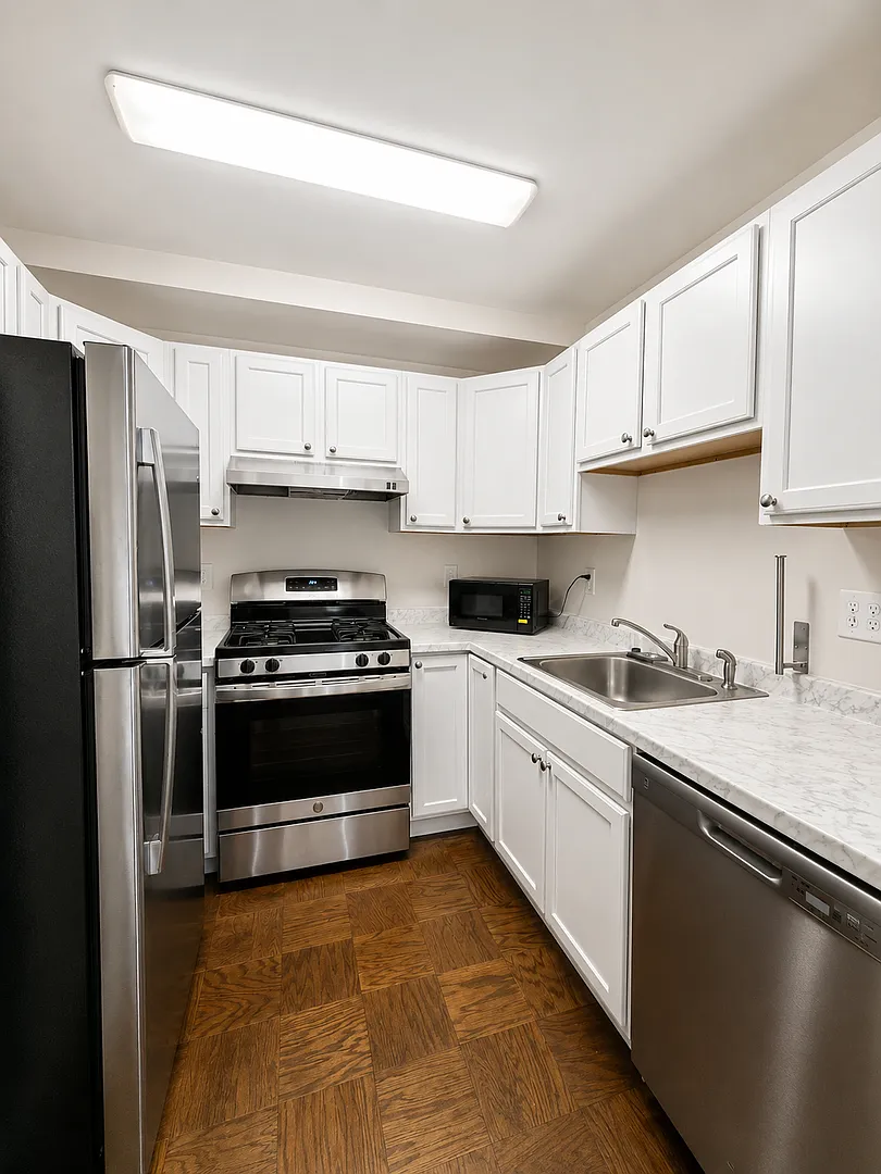 Beautifully Updated 2BR with Large Closets & Private Balcony — Photo 3