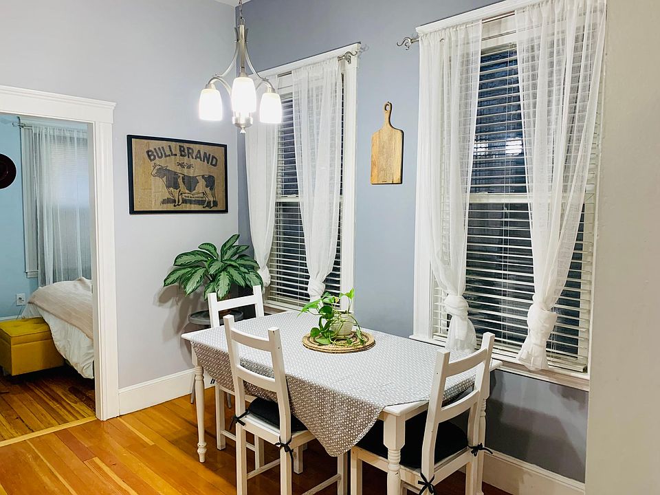 Eat in dining room area