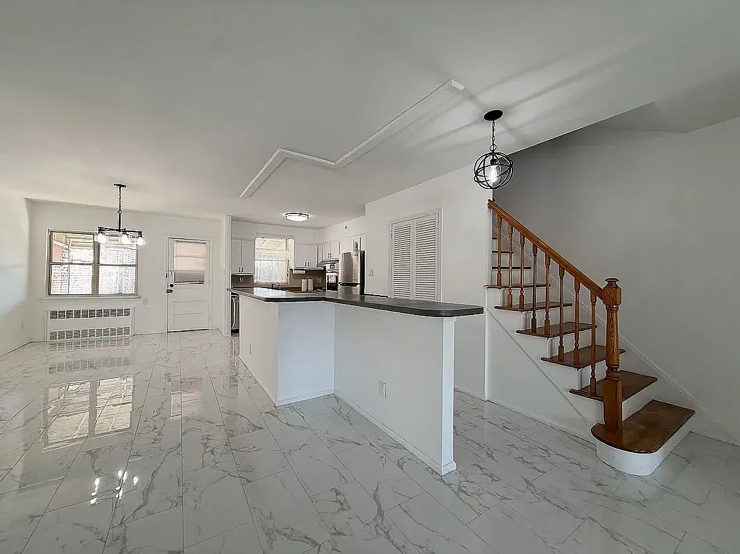 3 bed, 1.5 bath, 1760 sqft, $3,900 — Photo 1