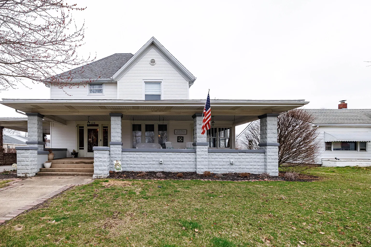 128 E Main St photo 1