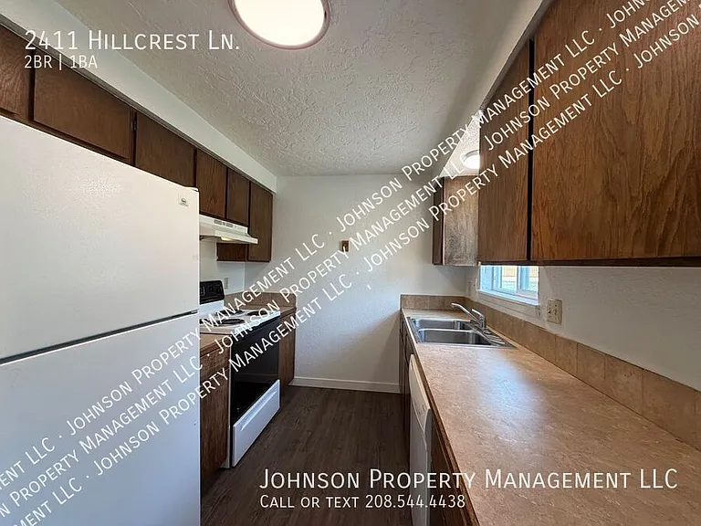 2411 Hillcrest Ln — Photo 3