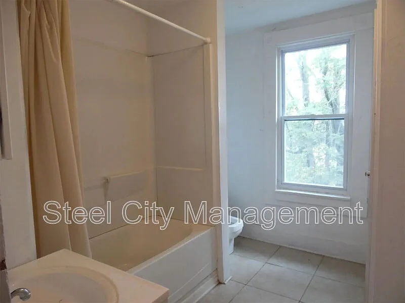 4 bed, 1.0 bath, $1,300 — Photo 3