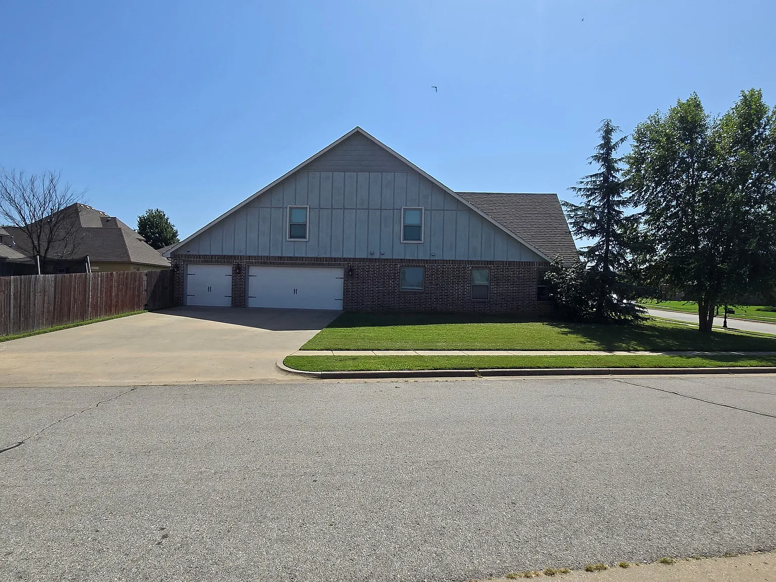 3 bed, 2.5 bath, 2562 sqft, $2,500 — Photo 2