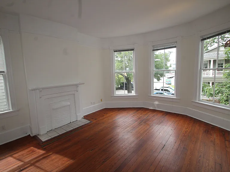 120 W Waldburg St #2 — Photo 2