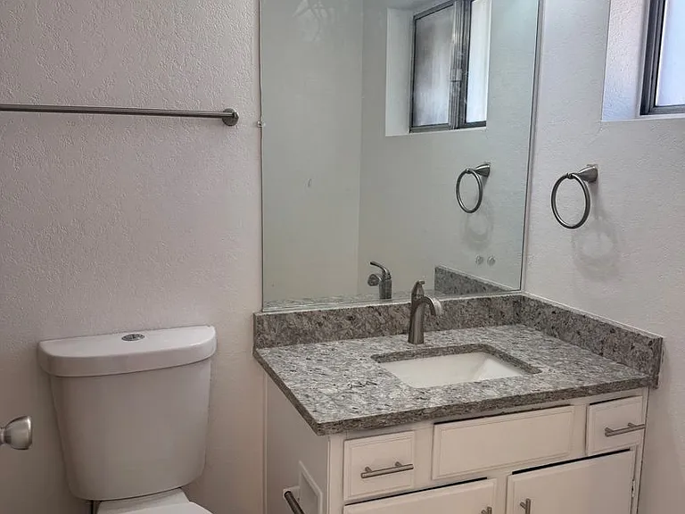 Just remodeled Beautiful small community has a one bedroom one bathroom available! — Photo 19