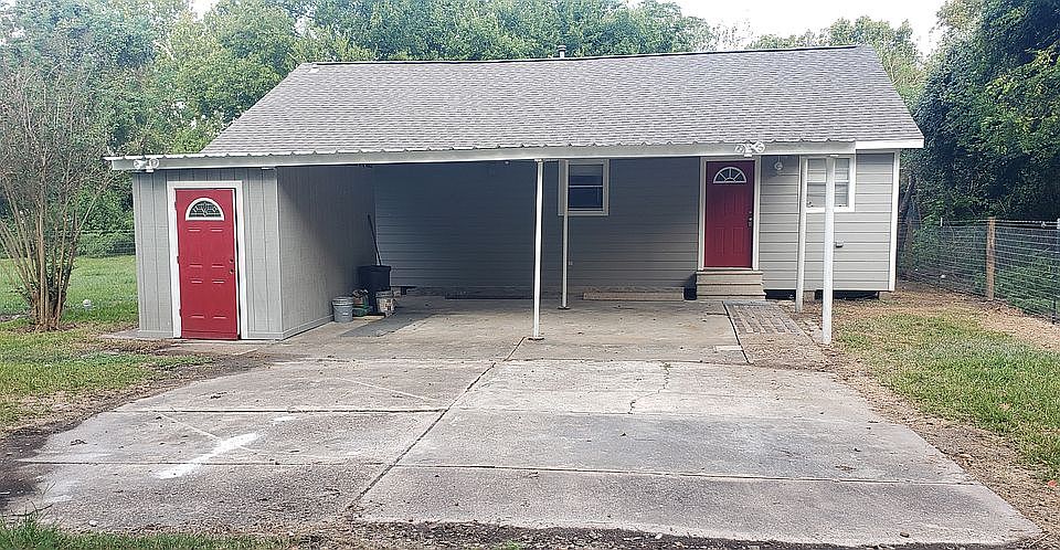 Front of the house w/shed