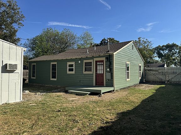 5th image of 2422 Summit View St