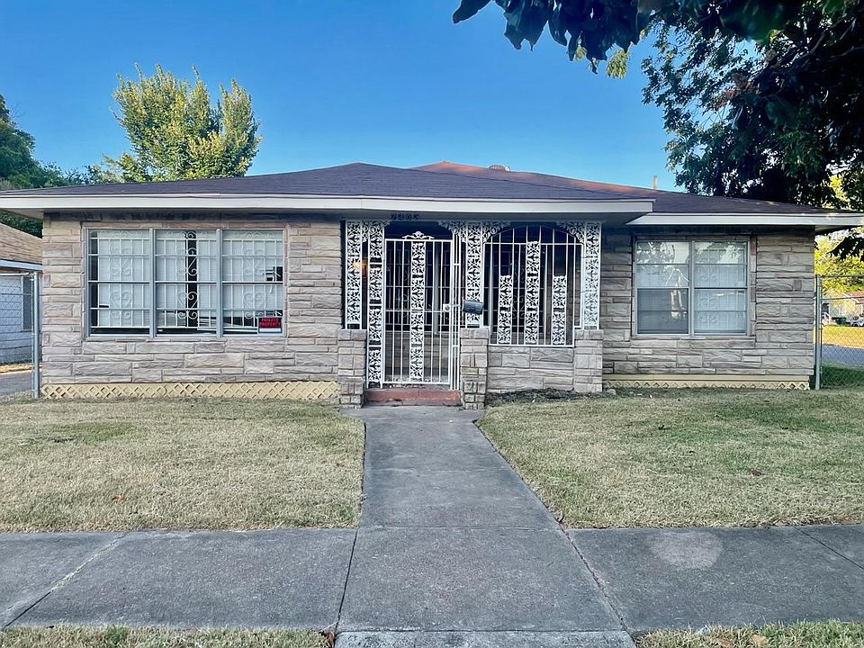 Front of home, new blinds will be placed