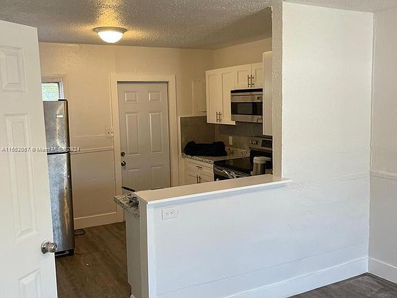 4th image of 630 42nd St