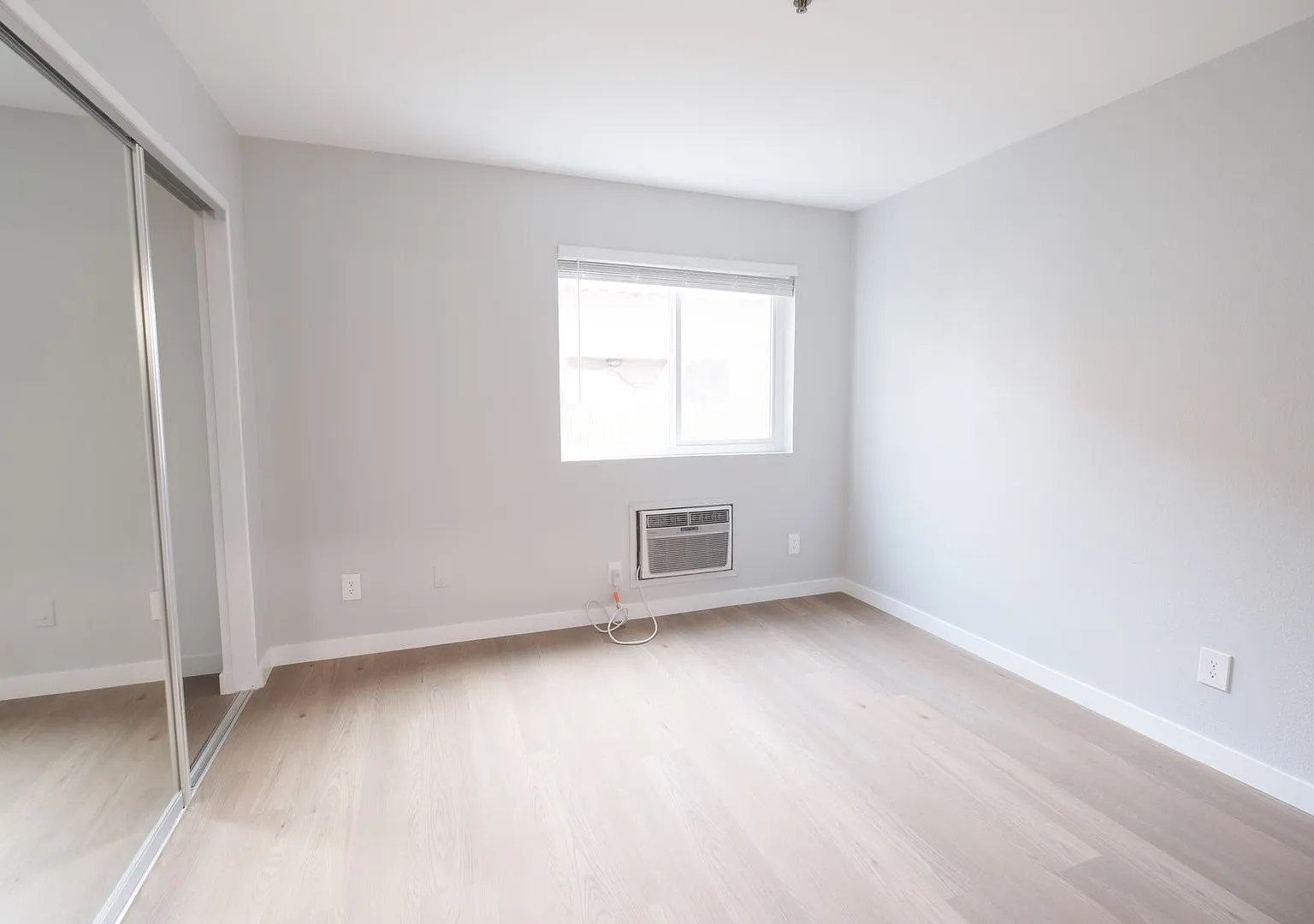 1400 Venice Blvd.- Modern Living in the Heart of Venice Renovated 2 Bedroom Units — Photo 4