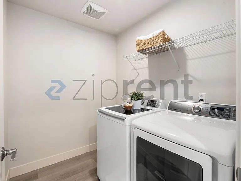2045 32nd Ave NE — Photo 9