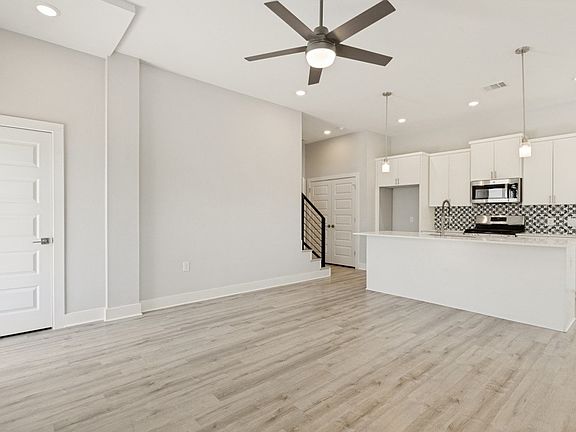 5th image of 1042 Rosemont St #1