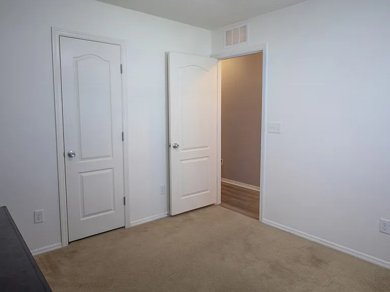 2527 Eisner Dr — Photo 10