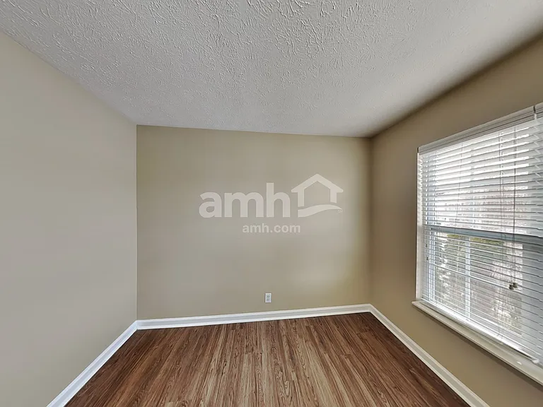 4060 Longfellow Dr — Photo 17