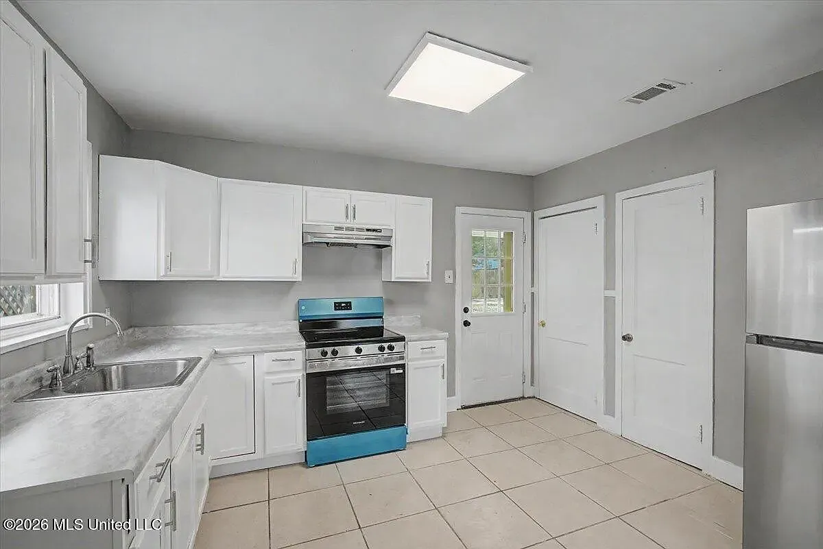 3 bed, 1037 sqft, $1,350 — Photo 2