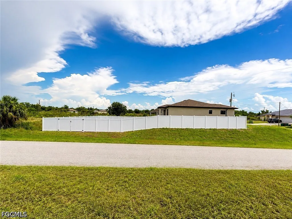 4 bed, 2.0 bath, 1606 sqft, $1,995 — Photo 4