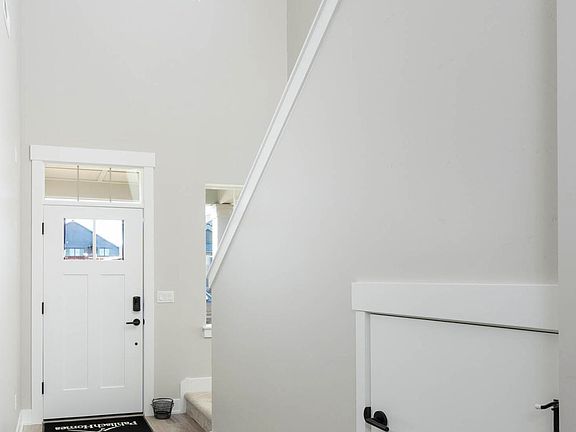 3rd image of 1237 NE Henry Dr