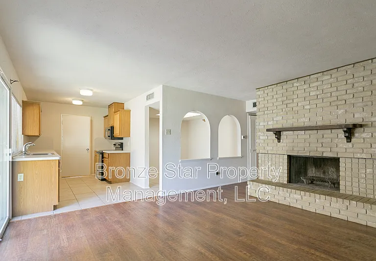 1429 Whitehall Dr — Photo 2