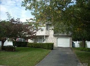 166 Ballad Cir, Holbrook, NY 11741