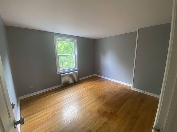 4th image of 325 Kenwood Ave #1L