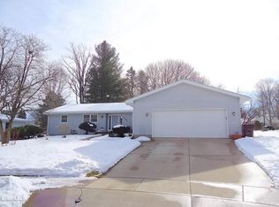 1334 Monticello Ln, Freeport, IL 61032