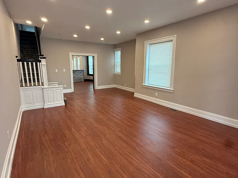 507 E Washington Ln — Photo 5